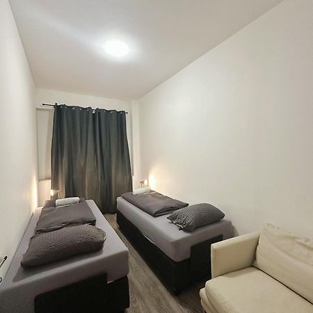 2Schlafenzimmer 5Betten Montuerwhonung Lägenhet Düsseldorf Exteriör bild