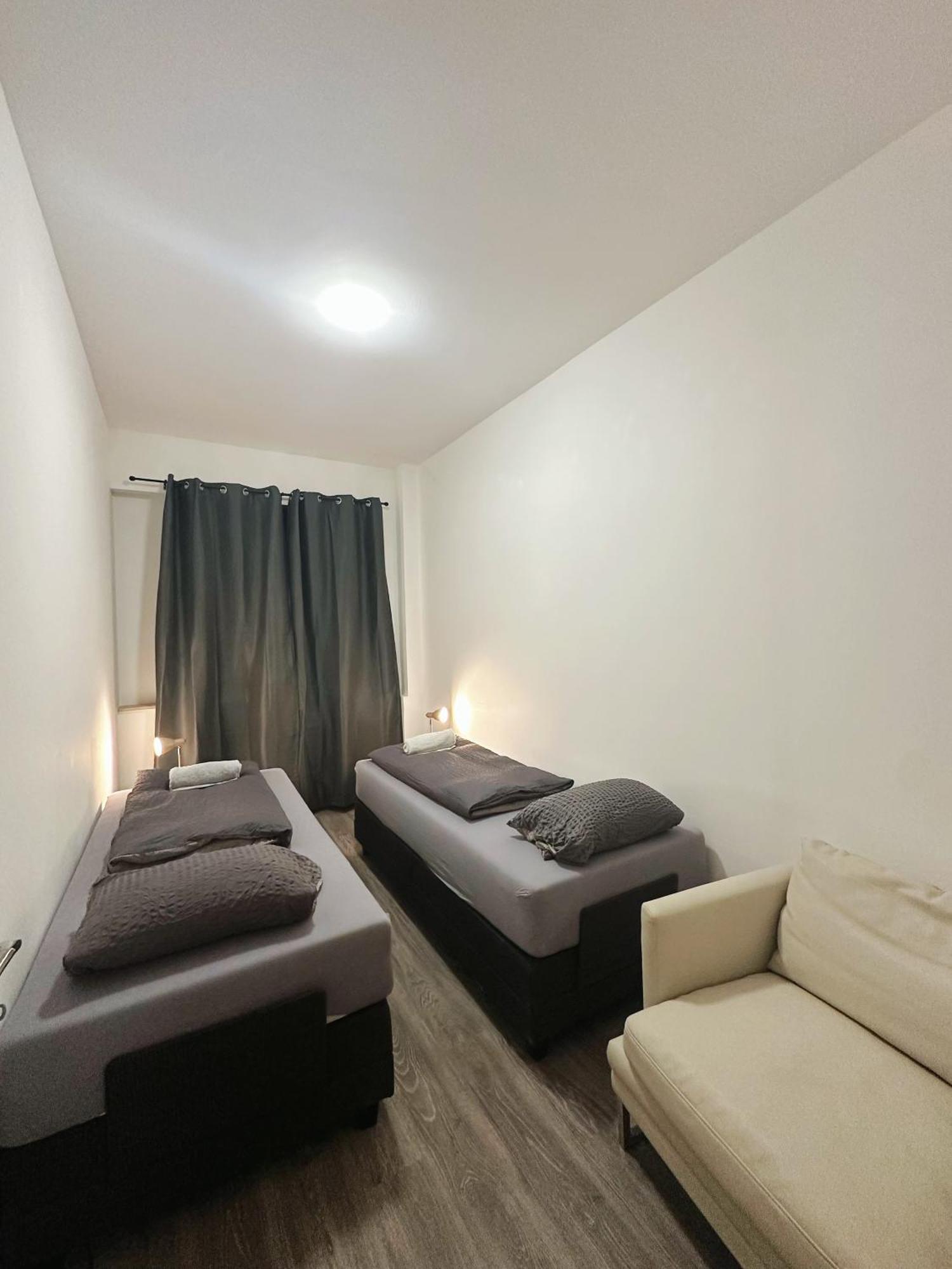 2Schlafenzimmer 5Betten Montuerwhonung Lägenhet Düsseldorf Exteriör bild