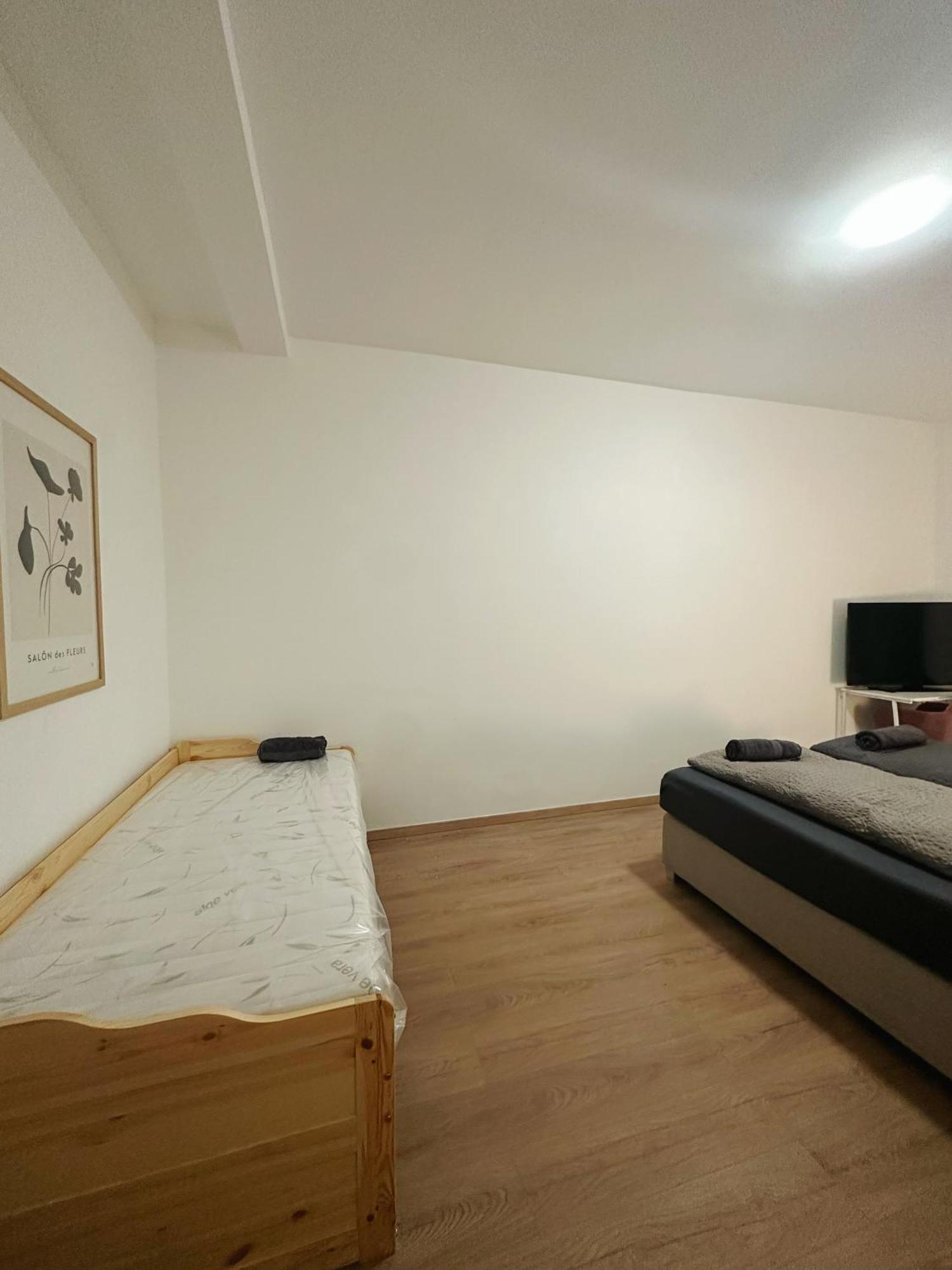 2Schlafenzimmer 5Betten Montuerwhonung Lägenhet Düsseldorf Exteriör bild