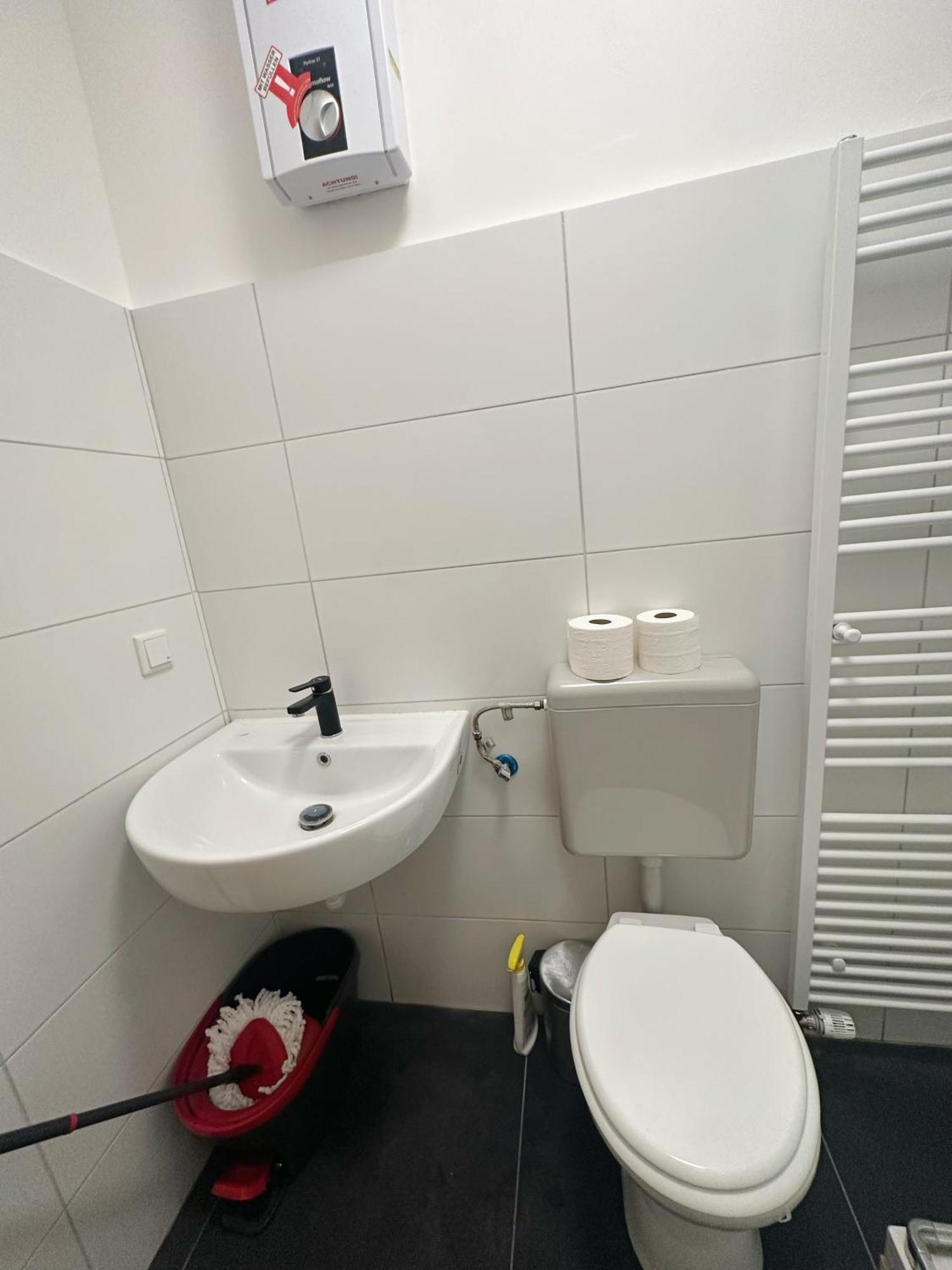 2Schlafenzimmer 5Betten Montuerwhonung Lägenhet Düsseldorf Exteriör bild