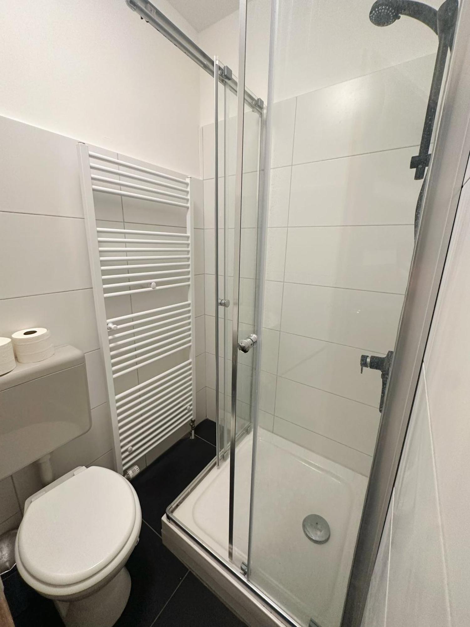 2Schlafenzimmer 5Betten Montuerwhonung Lägenhet Düsseldorf Exteriör bild