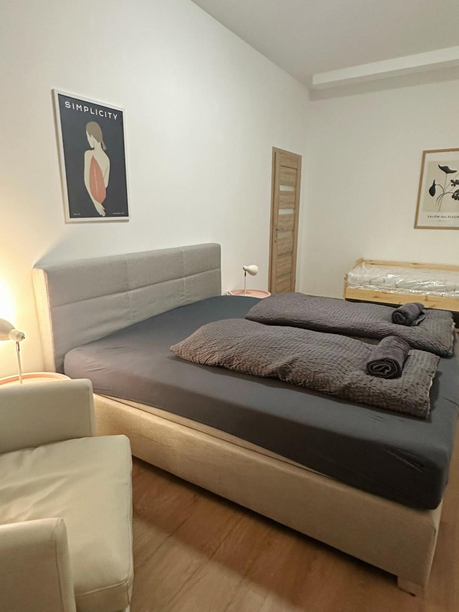 2Schlafenzimmer 5Betten Montuerwhonung Lägenhet Düsseldorf Exteriör bild
